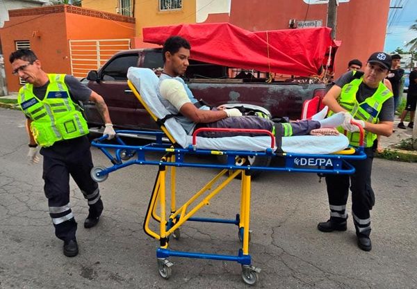 ¡MOTOCICLISTA SE IMPACTA A TODA VELOCIDAD CONTRA JETTA!