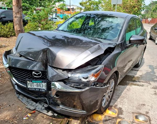 ¡POR UNA CHANCLA ESTRELLA AUTO CONTRA POSTE DE CFE!