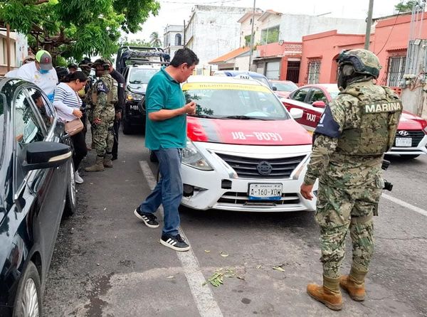¡TAXISTA ENOJADO TIRÓ A MUJER EMBARAZADA!