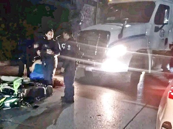 ¡MOTOCICLISTA ARROLLADO POR UN “MONSTRUO” EN LA CARRETERA!