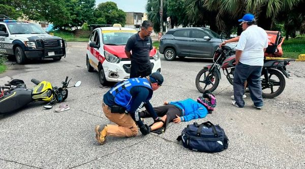 ¡MUJER MOTOCICLISTA HERIDA EN ‘TORTAZO’!