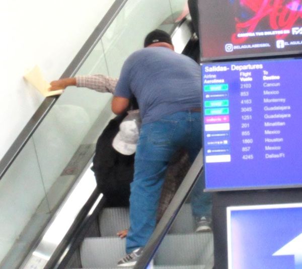 ¡PASAJERO CAYÓ DE LA ESCALERA ELÉCTRICA EN EL AEROPUERTO!