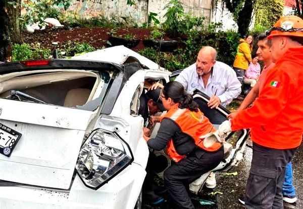 ¡PATINAN POR LA LLUVIA Y SE IMPACTAN CONTRA ÁRBOL!