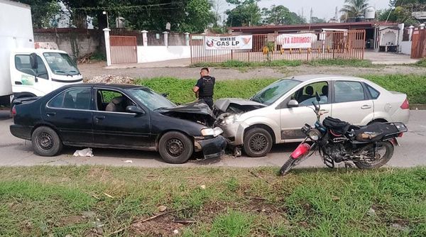 ¡SE IMPACTAN DE FRENTE DOS VEHÍCULOS EN AMATLÁN!