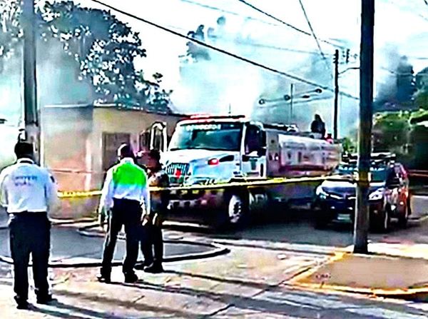 ¡SE QUEMA CARPINTERÍA POR UN CHISPAZO!