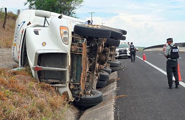 ¡SE VOLTEÓ “MONSTRUO” CARGADO CON GRAVILLA!