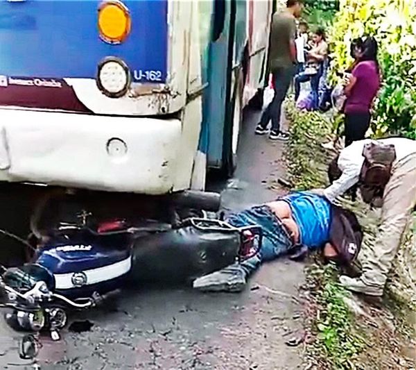 ¡REPORTAN GRAVE A MOTOCICLISTA QUE CHOCÓ CONTRA CAMIÓN DE PASAJE!