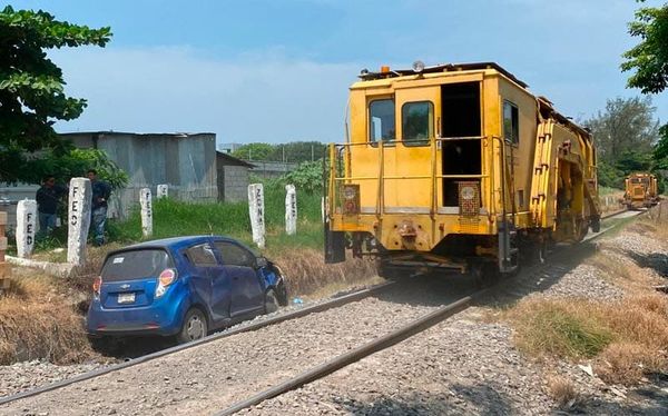 ¡TREN ARRASTRÓ UN AUTO EN PALMA REAL! - CONDUCTORA SALE ILESA