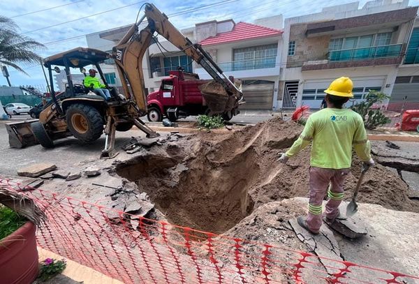 ¡ENORME SOCAVÓN SORPRENDE A AUTOMOVILISTA EN COSTA DE ORO!
