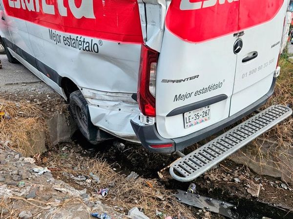 ¡CAMIONETA DE ESTAFETA EMBESTIDA POR EL TREN!