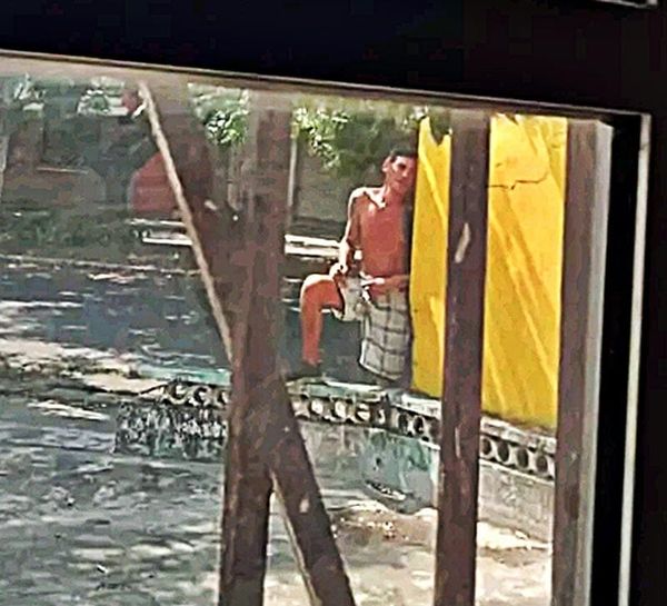 ¡GRABAN A LADRÓN INTENTANDO ENTRAR A ROBAR A UNA VIVIENDA!