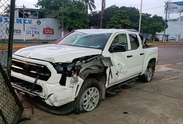 ¡PIERDE EL CONTROL DEL CAMIONETÓN Y SE INCRUSTA EN TALLER!