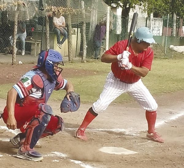 ¡LOS LÍDERES DE LA PELOTA DE VETERANOS 58 Y MÁS SIGUEN SUMANDO PUNTOS!