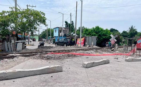¡VECINOS SE ‘CALIENTAN’ POR CIERRE DE CRUCE FERROVIARIO!