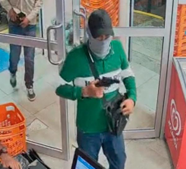 ¡ENCAPUCHADOS CON PISTOLA ASALTAN SUPERCITO CHEDRAUI!