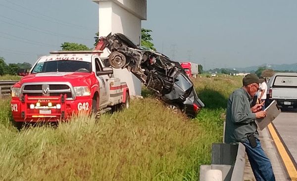 ¡MUERE AUTOMOVILISTA CHOCÓ CONTRA LA BASE DEL PUENTE!