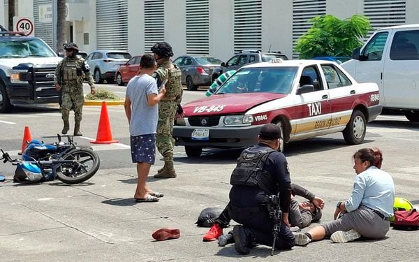 ¡TAXISTA EMBISTE A PAREJA EN MOTO FRENTE A LA ESCUELA NÁUTICA!