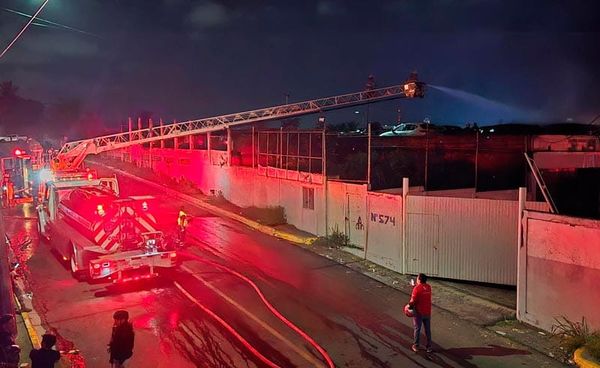 ¡FUEGO EN AGENCIA FORD DE BOCA! - *De manera extraoficial se dice que el fuego habría iniciado por un cohete que arrojaron