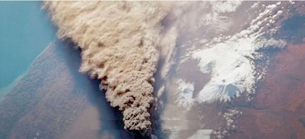 ¡VOLCÁN EN RUSIA HACE ERUPCIÓN TRAS TERREMOTO! - Y SIGUE TEMBLANDO