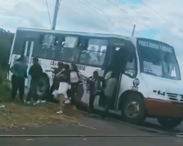 ¡A PUNTO DE MORIR APLASTADOS PASAJEROS EN PUENTE MORENO!