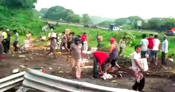 ¡RAPIÑEROS ROBAN 30 TONELADAS DE CERVEZA! - TRALER VOLCO EN LA AUTOPISTA CERCA DE LA TINAJA