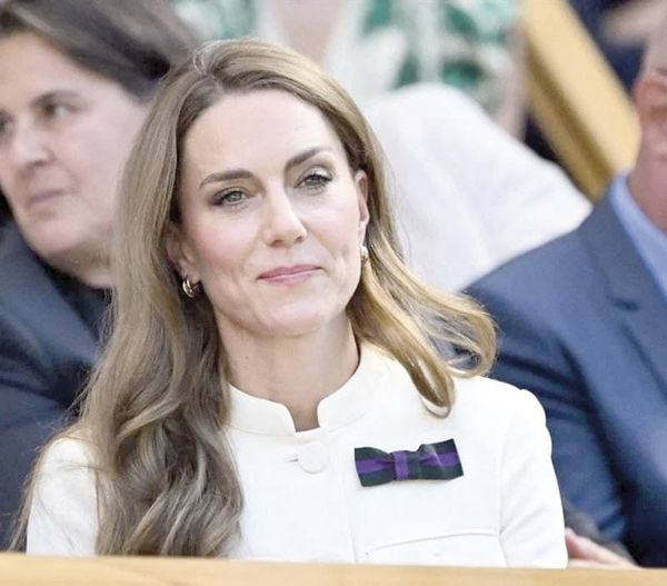 ¡REAPARECE KATE EN WIMBLEDON PARA ENTREGAR UN TROFEO FEMENINO!