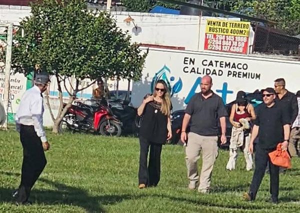 ¡“VINE A TOMAR UN LECHERO”! - *En su segundo día por Veracruz llevó a Angelina Jolie a Catemaco y Chachalacas
