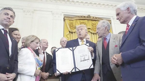 ¡CÁRTELES EJERCEN “TREMENDO CONTROL” SOBRE MÉXICO! - TRUMP; FIRMA LEY CONTRA FENTANILO