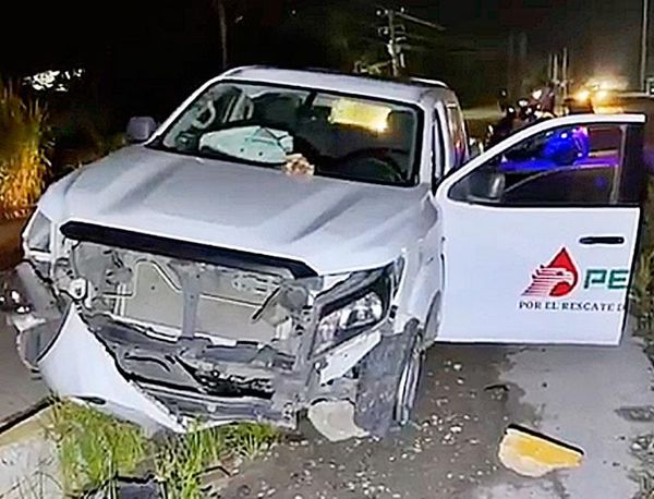 ¡SE IMPACTA CONTRA LA GUARNICIÓN Y DESBARATA CAMIONETA DE PEMEX!