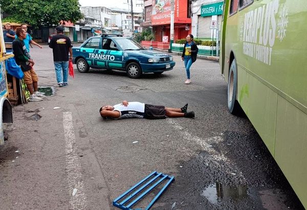 ¡CAMIÓN URBANO ATROPELLÓ A VENDEDOR DE JICALETAS!