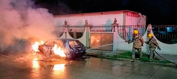 ¡SE ACHICHARRÓ AUTO FRENTE AL CUARTEL DE LA BOTICARIA!