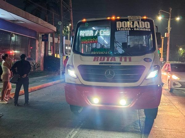 ¡CAMIÓN URBANO IMPACTA A AUTO Y LO LANZA CONTRA POSTE!