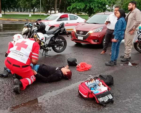 ¡CAMIONETA INVADE CARRIL Y PAREJA EN MOTO DERRAPAN!