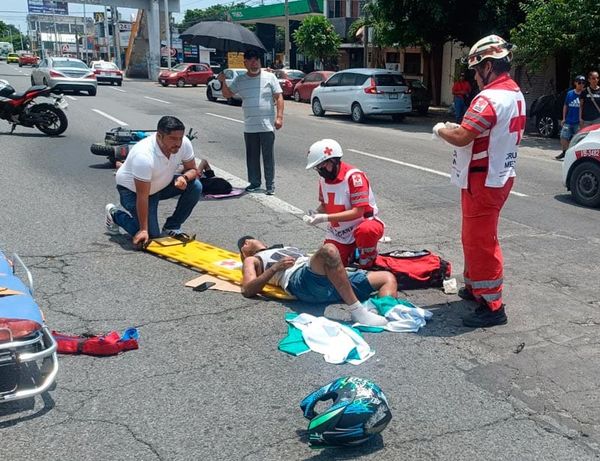 ¡MOTOCICLETAZO EN EL PUENTE DE CUAUHTÉMOC!