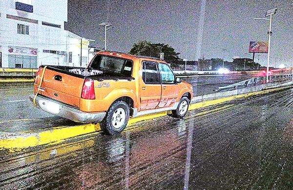 ¡CAMIONETA ATORADA EN EL PUENTE AMAPOLAS!