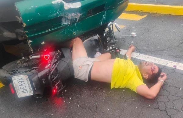 ¡‘JINETE DE ACERO’ ACABA ATORADO ABAJO DE AUTOBÚS URBANO!