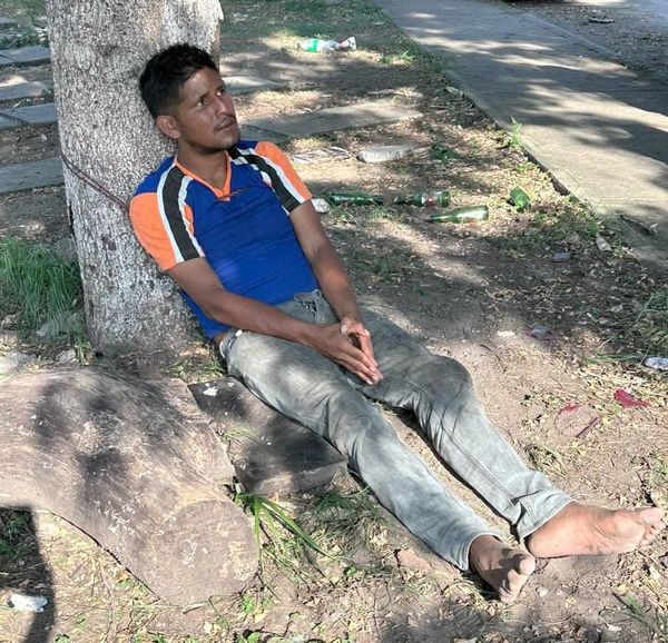 ¡LE DAN UNA ‘MADRINA’ Y AMARRAN A COCHINÓN! - SE SACO SUS MISERIAS FRENTE A MENORES DE EDAD