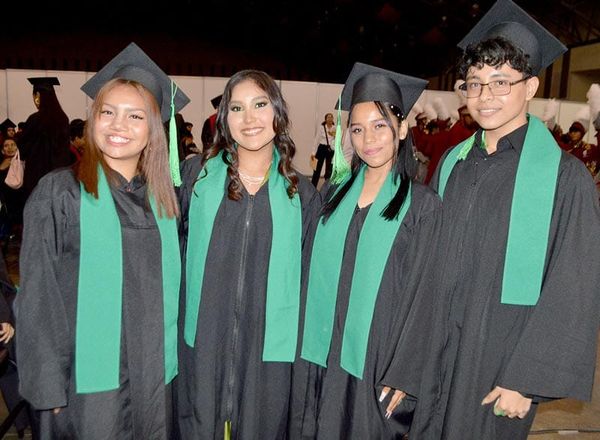 JÓVENES CULMINAN EL BACHILLERATO