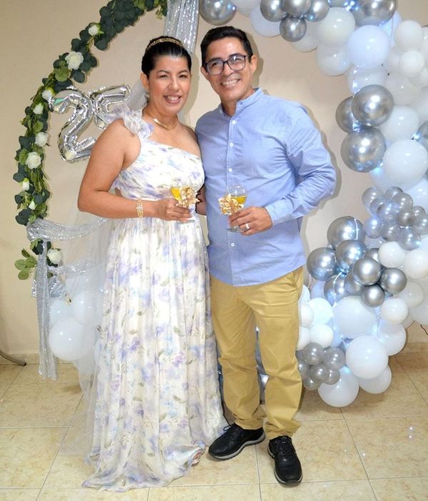 CELEBRAN 25 AÑOS DE AMOR Y COMPROMISO RICARDO Y TAYLI