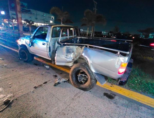 ¡CAMIONETÓN SE IMPACTÓ CONTRA SEÑALAMIENTO VIAL!