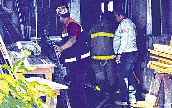 ¡ARDE CARPINTERÍA EN PUENTE MORENO!