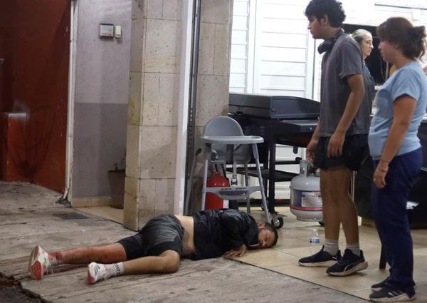 ¡ASALTANTES SE LO SURTIERON A PLOMAZOS! - RICARDO “N” CAYÓ HERIDO AL SUELO PIDIENDO AYUDA A TRABAJADORES DE UN NEGOCIO DE COMIDA