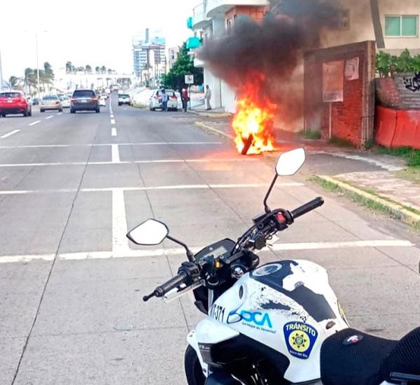 ¡ARDE MOTOCICLETA EN EL BULEVAR BOQUEÑO!