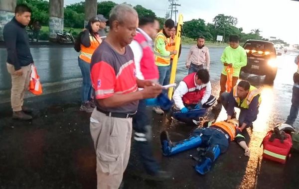 ¡MOTOCICLISTA SE FRACTURA EL FÉMUR AL DERRAPAR POR LA LLUVIA!