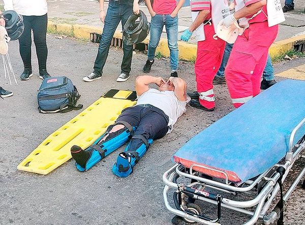 ¡MUJER TAXISTA ARROLLÓ A MOTOCICLISTA!