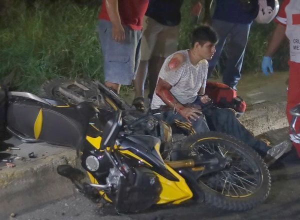 ¡“JINETE DE ACERO” CHOCA CON BANQUETA Y SALE VOLANDO DE LA MOTO!