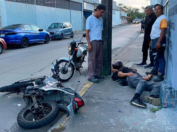 ¡EVITA CAER EN BACHE Y LE DIÓ UN ARRIMÓN A MOTOCICLISTA!
