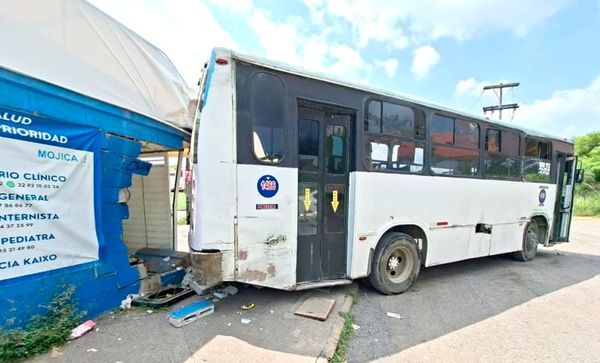 ¡CAMIÓN DE PASAJE SE IMPACTÓ DE REVERSA CONTRA LABORATORIO!