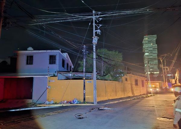 ¡CAMIONETA LE PEGA A POSTE DE CFE Y PROVOCA CONATO DE INCENDIO!