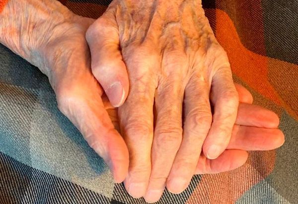 ¡CON 70 AÑOS MANTIENE A SU HIJA Y NIETOS!